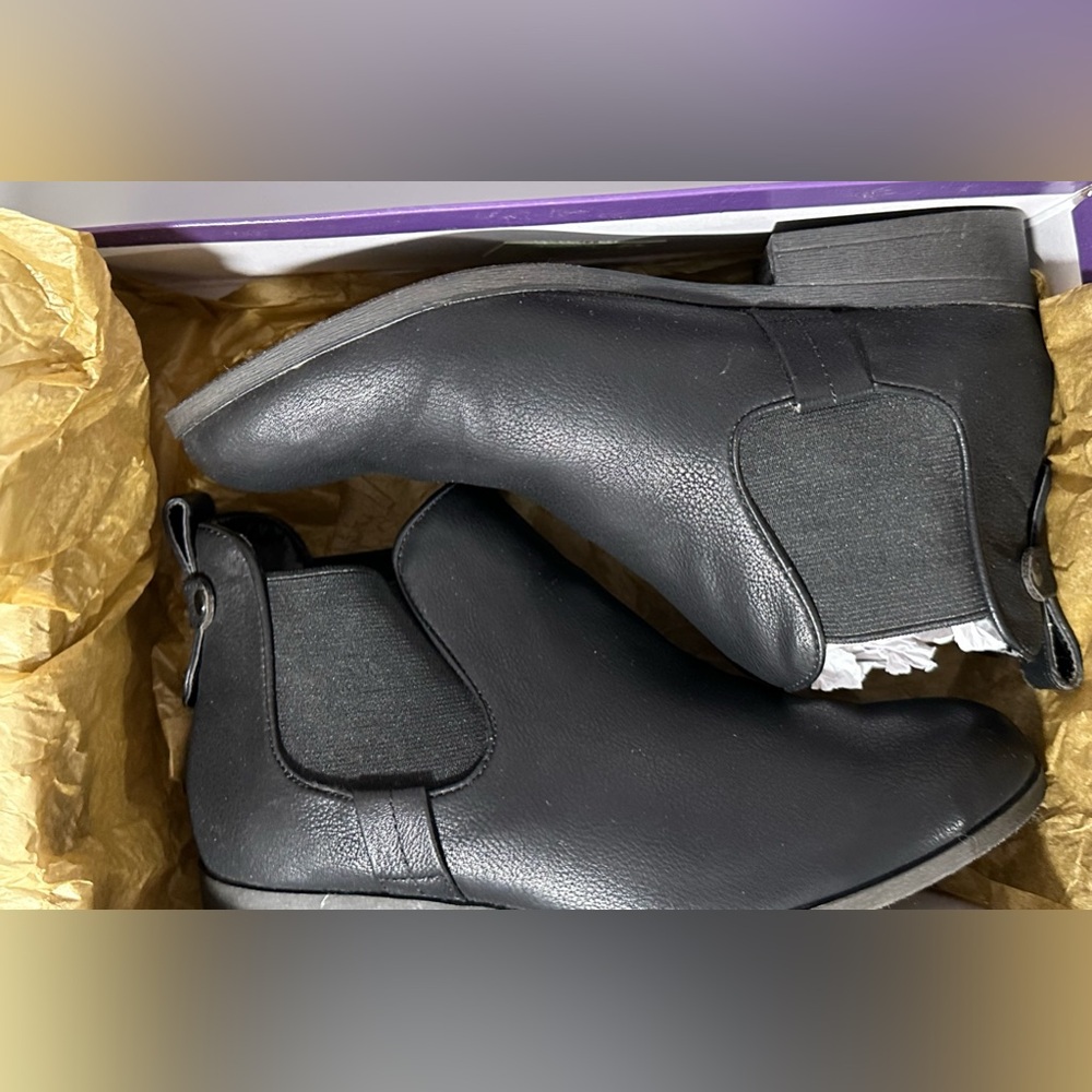 Brand-Madden girl 
Size-8
Color-Black Pari